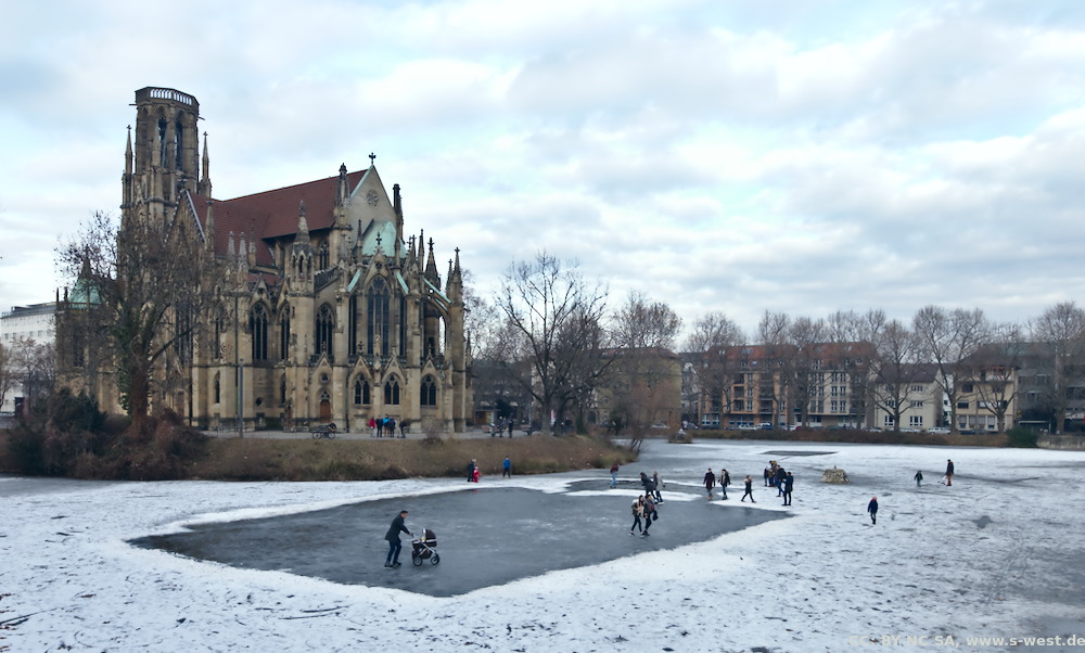 die Johanneskirche in S-West mit dem zugefrorenen Feuersee